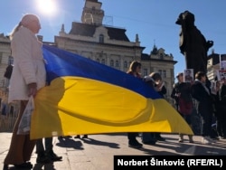 Újvidék, Szerbia. A helyi orosz, belarusz és ukrán közösség tagjai együtt tüntetnek a városközpontban a békéért és az Ukrajna elleni orosz invázió leállításáért 2022. március 12-én