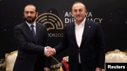 Armenia's Ararat Mirzoyan (left) and Turkey's Mevlut Cavusoglu meet in the Turkish city of Antalya in March 2022.
