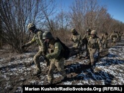 Українські військові штурмують населений пункт на Київщині, де перебувають російські сили, 10 березня 2022 року