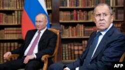 Президентът на Русия Владимир Путин и външният министър Сергей Лавров. Снимката е архивна