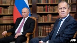 Serghei Lavrov, șeful diplomației rusești, sfidează statele occidentale care acuză Rusia că a comis atrocități în războiul comandat de Vladimir Putin în Ucraina. 
