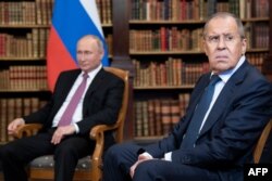 Ministrul rus de externe Serghei Lavrov, alături de președintele rus Vladimir Putin, înainte de summitul SUA-Rusia, în Geneva, 16 iunie 2021.