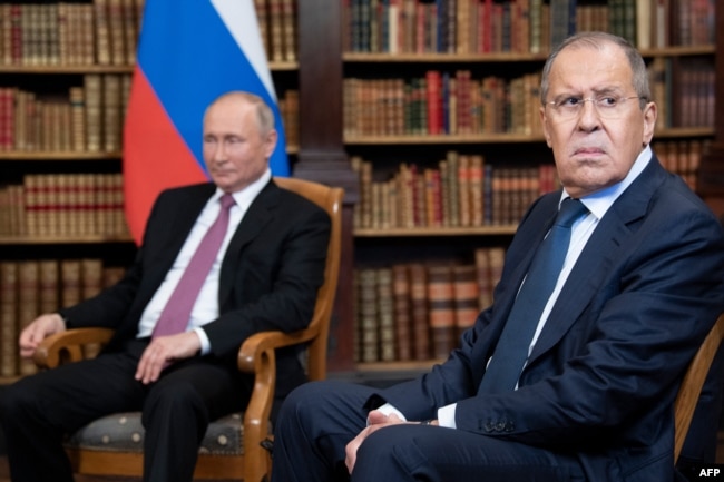 Министр иностранных дел России Сергей Лавров (справа) и президент России Владимир Путин. Женева, 16 июня 2021 года