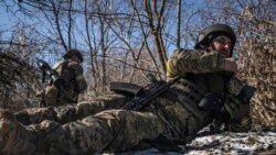 Az ukrán hadsereg egy Kijevhez közeli települést támad, ahová befészkelték magukat az orosz erők, 2022. március 10.