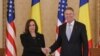 Вицепрезидентката на САЩ Камала Харис и президентът на Румъния Клаус Йоханис по време на срещата им в Букурещ