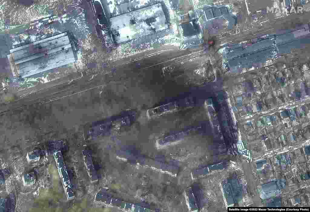 Пошкоджені багатоквартирні будинки в Жовтневому районі Маріуполя після російських обстрілів.&nbsp;Satellite image &copy;2022&nbsp;Maxar Technologies