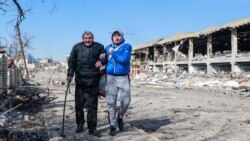 Banorët duke u evakuuar nga Irpini, në rajonin e Kievit. 11 mars 2022.