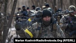 Українські військові штурмують населений пункт на Київщині, де перебувають російські сили. 10 березня 2022 року