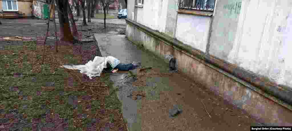 Cadavrul unui civil mort, abandonat pe un trotuar din orașul Mariupol, Ucraina, 10 martie 2022. Viceprimarul Mariupolului, Serghei Orlov, a transmis pe 9 martie 2022 că aproximativ 1.200 de civili au murit în ultimele două săptămâni de la începutul invaziei și până acum.&nbsp;