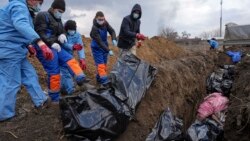 Zeci de persoane ucise în atacurile armatei Rusiei asupra orașului ucrainean Mariupol au fost îngropate fără sicrie, într-o groapă comună. „Situația din oraș este un iad”, spune primarul acestuia.