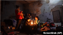  Семействата в Мариупол си светят с газени лампи поради спиранията на електричеството 
