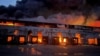  Un depozit de mărfuri congelate a luat foc sâmbătă dimineața devreme din cauza bombardamentelor în districtul Brovarî, la nord-est de Kiev, potrivit Ministerului de Interne al Ucrainei.