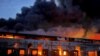 Un depozit de mărfuri congelate a luat foc sâmbătă dimineața devreme din cauza bombardamentelor în districtul Brovarî, la nord-est de Kiev, potrivit Ministerului de Interne al Ucrainei.