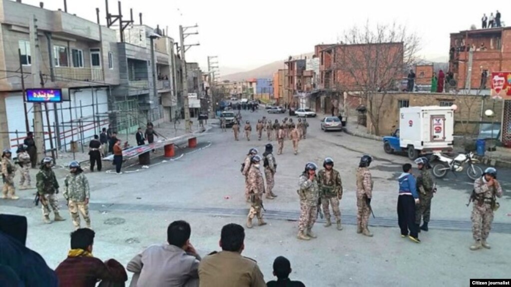 عکسی که از حضور نیروهای امنیتی برای جلوگیری از برگزاری مراسم نوروز در روستای نی در سال‌های گذشته منتشر شده بود.