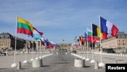 Drapelele statelor membre UE la Chateau de Versailles, 10 martie 2022. 