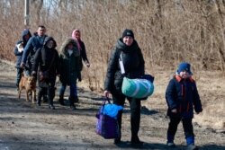 Emberek menekülnek a háború elől Kijev környékén 2022. március 10-én