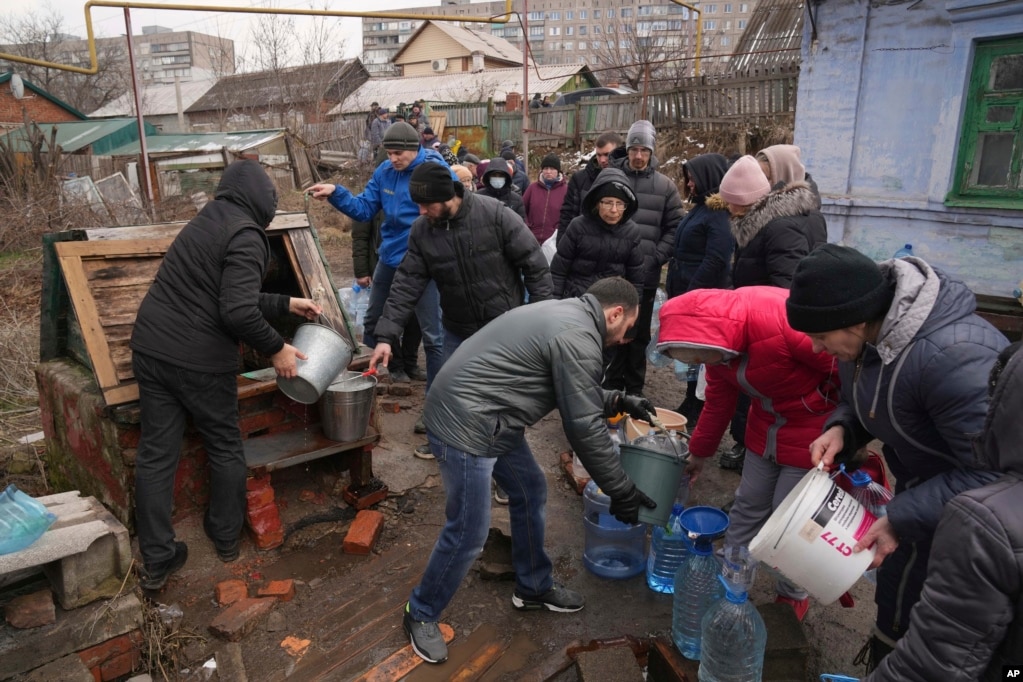 People line up to get water at a well on the outskirts of Mariupol on March 9.