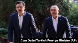 Türkiyə və Ukrayna xarici işlər nazirləri Mevlüt Çavuşoğlu (sağda) və Dmitro Kuleba 