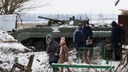 Disa civilë duke u larguar nga luftimet në një rajon të Ukrainës më 11 mars, 2022.