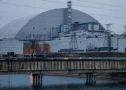 În imagine, noul sarcofag în formă de arc, ce acoperă reactorul 4 al Centralei Nucleare de la Cernobîl. Reactorul a fost scena unei explozii ce a avut loc pe 26 aprilie 1986, cauzate de o eroare umană în rândul personalului centralei.