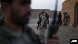 تصویر آرشیف: نیروهای امریکایی با قوای امنیتی پیشین افغان در یکی از مناطق جنوب افغانستان 