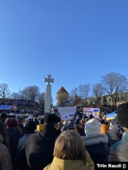 Triin este din Estonia, o țară obișnuită cu amenințarea rușilor. Pe 26 februarie, a participat la protestul din Tallinn împreună cu alți 30 de mii de oameni. „Adunarea a început cu imnul Ucrainei, urmat de discursul președintelui despre importanța păcii și a libertății. Câțiva ucraineni au urcat pe scenă și au cântat melodii tradiționale, au vorbit despre țara lor și despre ce înseamnă războiul pentru ei. A fost un moment frumos de unitate, în care oamenii au uitat de orice diferențe de opinie depre COVID, politică, sau schimbări climatice. În schimb, s-au prezentat uniți în susținerea Ucrainei”, explică Triin.
