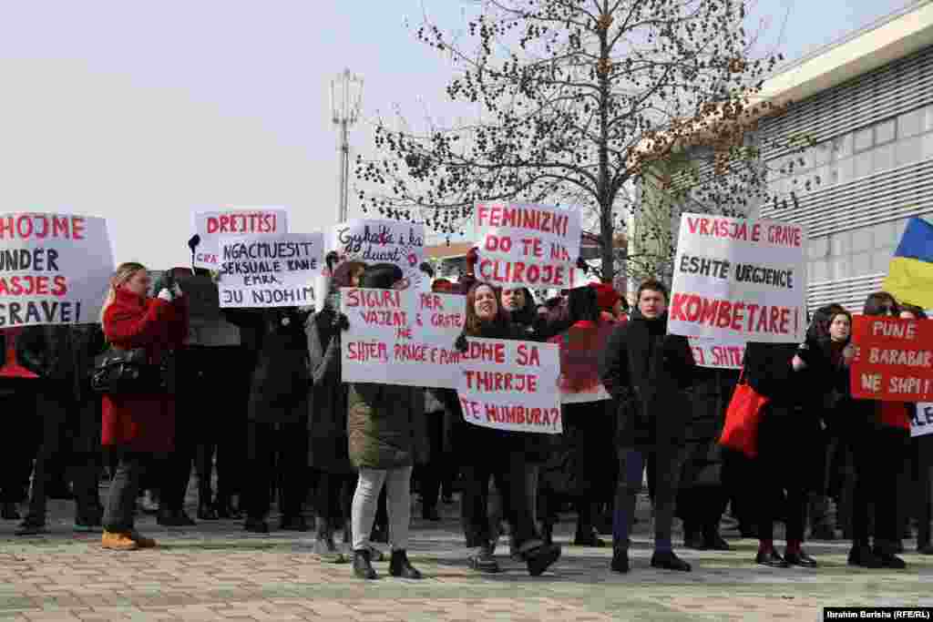 Protesta para Pallatit të Drejtësisë, që u kritikua se nuk po vepron shpejt në rastin e dhunës ndaj grave, ngacmimeve seksuale dhe po shqipton dënime të ulëta për burrat.&nbsp;