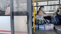 Жители на Суми в автобус по време на евакуацията на цивилното население на града.