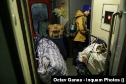 Trierea ucrainenilor în funcție de ce urmează să facă aceștia pe perioada următoare se face încă din tren.