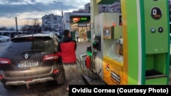 Stație de benzină la Cluj. România vine cu restricții la carburanți după alte țări europen, ca Ungaria sau Slovacia, după o ezitare motivată prin grija de a nu deforma prematur piața.