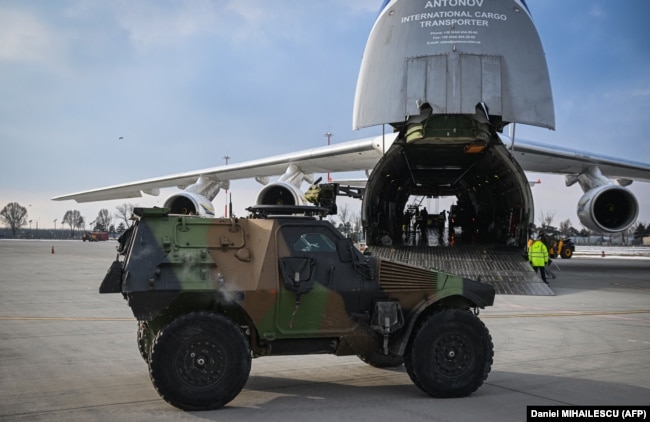 Ngarkesa ushtarake të ushtrisë franceze duke u shkarkuar nga një aeroplan Antonov, në Rumani, më 2022.
