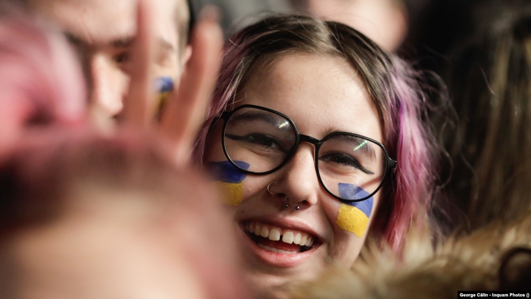 Un concert organizat pe Arena Națională din București a strâns peste 750.000 de euro fonduri pentru oamenii din Ucraina. În acest timp, parlamentarii decid greu un ajutor pentru persoanele care fug din Ucraina. Imagine de la concertul caritabil din Capitală. 