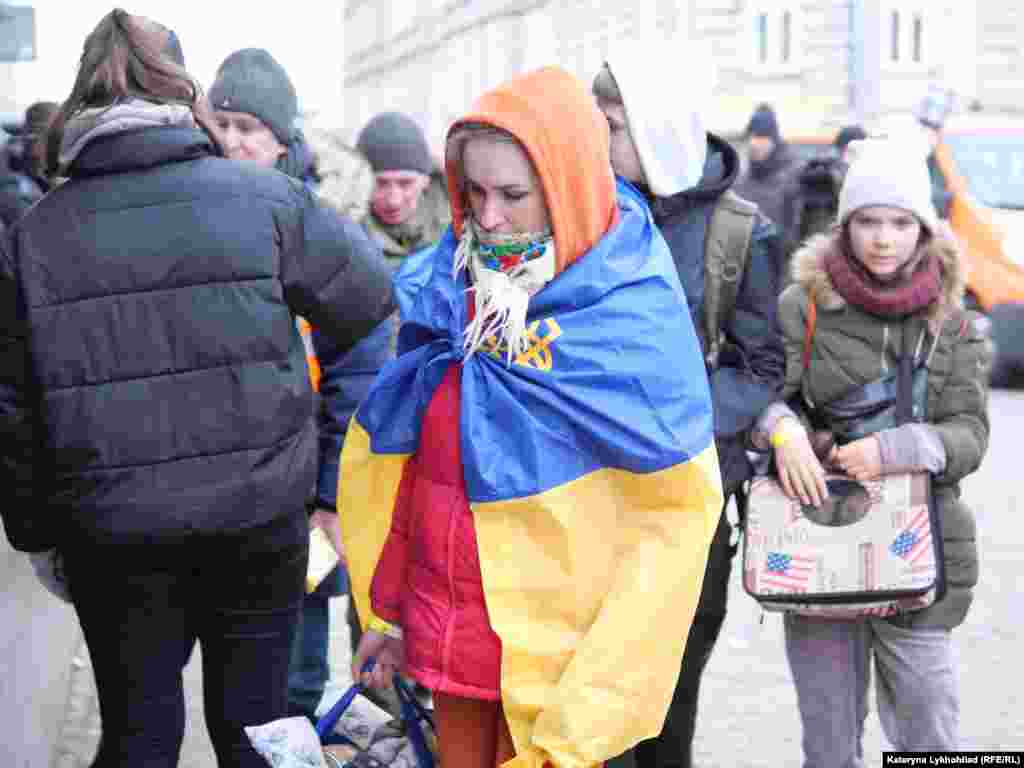 Дехто з українців, які прибули до Польщі, огорнувся в національний прапор