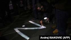 Представитель одной из сербских националистических организаций, поддерживающих российское вторжение в Украину, рисует знак Z, ставший символом российской агрессии