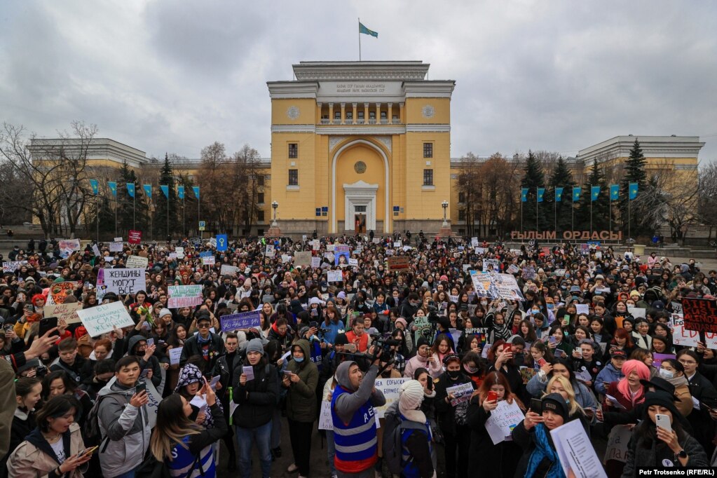 На митинге, по разным оценкам, собралось от 500 до тысячи человек. Алматы. 8 марта 2022 года