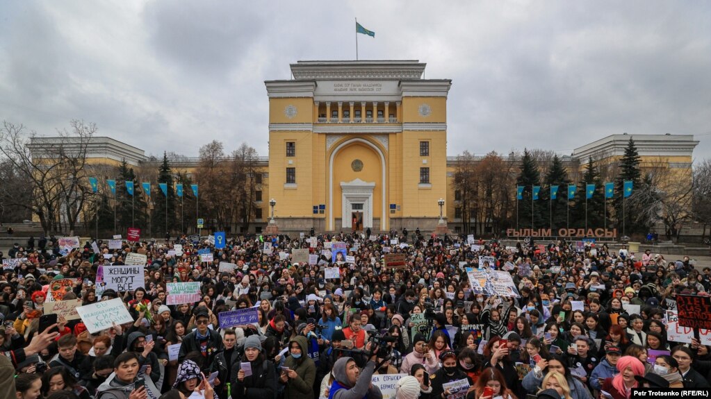 Согласованный с властями митинг за права женщин в Алматы. Иллюстративное фото