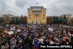 На митинге, по разным оценкам, собралось от 500 до тысячи человек. Алматы. 8 марта 2022 года