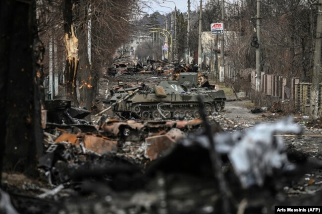 Vehicule militare ale rușilor distruse pe străzile din Bucea, martie 2022.