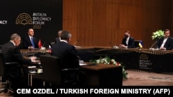 A handout picture obtained from the Turkish Foreign Ministry Press Office shows Turkish Foreign Minister Mevlut Cavusoglu (center), Russian Foreign Minister Sergei Lavrov (left), and Ukrainian Foreign Minister Dmytro Kuleba (right) at their meeting in Antalya on March 10