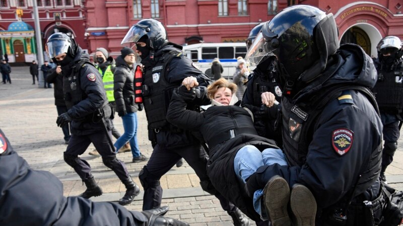 Protestuesit paqësorë rusë arrestohen në protestat kundër luftës 