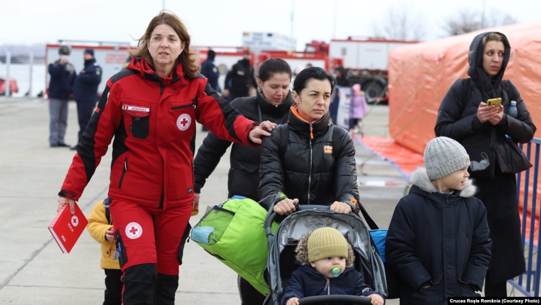 De la începutul războiului, aproape 250.000 de copii ucraineni au intrat în România. Mulți dintre ei sunt însoțiți doar de către mamă, deoarece tații sunt obligați să rămână în țară pe perioada războiului.