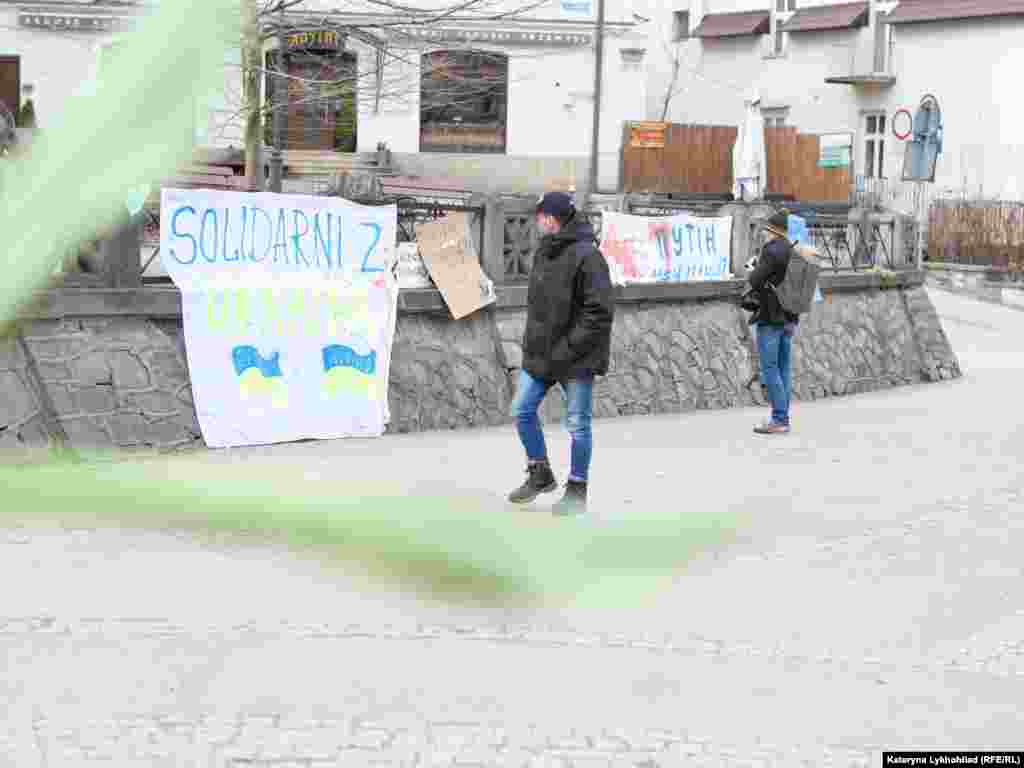 Польське прикордонне місто, яке першим приймає біженців, висловлює підтримку Україні, розвісивши баннери в центрі Перемишля на знак солідарності