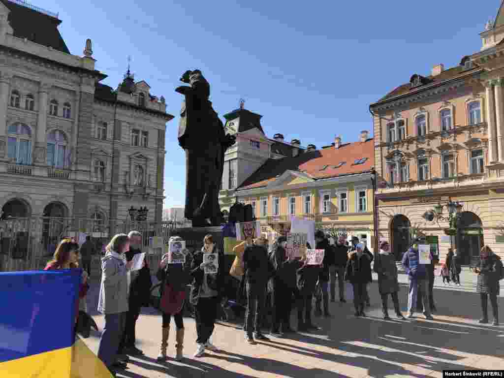 Na protestu su okupljeni poslali poruku mira uz pesme kao što su &bdquo;Samo da rata ne bude&ldquo; od novosadskog kantautora Đorđa Balaševića i &bdquo;Give Peace A Chance&ldquo;, Džona Lenona