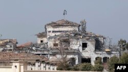 در تصویر دیده می‌شود که یک ساختمان در اثر اصابت راکت های شلیک شده از خاک ایران در شهر اربیل عراق تخریب شده است.