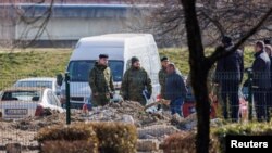 Policia dhe ushtria qëndrojnë pranë vendit ku u rrëzua droni në Zagreb të Kroacisë. 