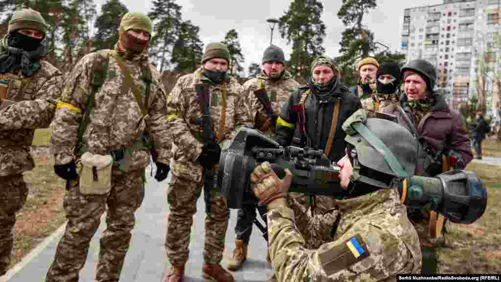 Резервістів навчали, як&nbsp;користуватися шведсько-британською переносною протитанковою керованою ракетою NLAW. Київ, 9 березня 2022 року