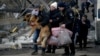 Ljudi napuštaju ukrajinski grad Irpin jedinom rutom za evakuaciju, 9. mart 2022. 