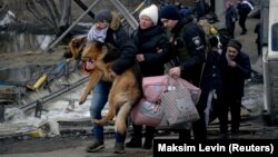 Ljudi napuštaju ukrajinski grad Irpin jedinom rutom za evakuaciju, 9. mart 2022. 