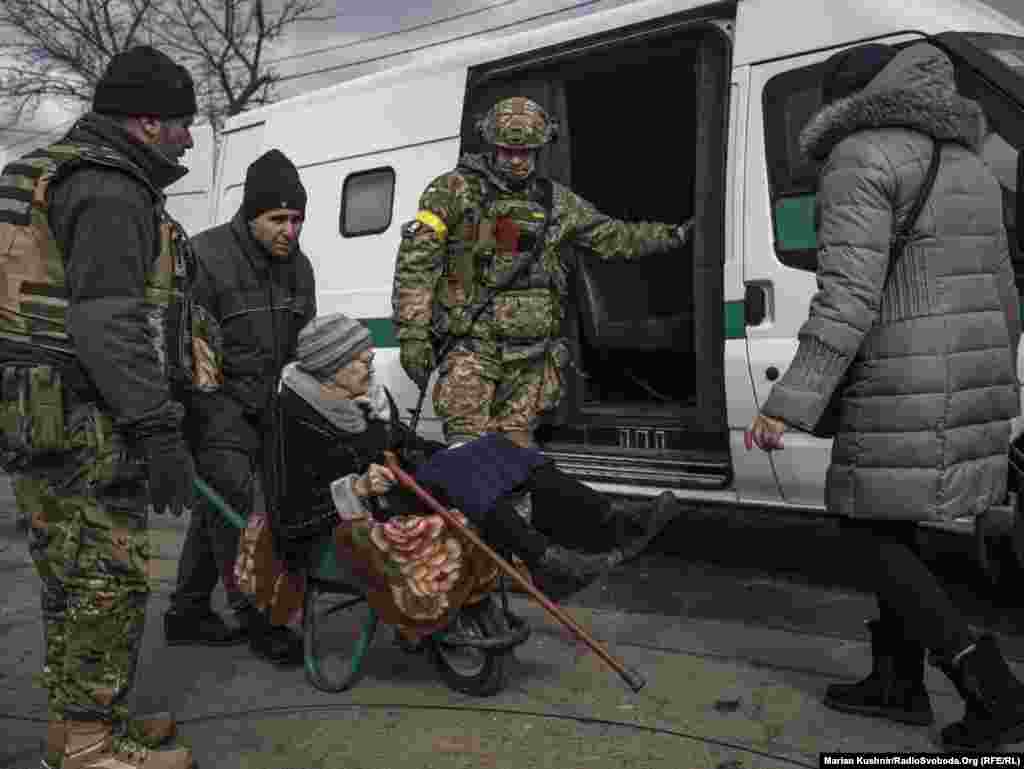 O persoană în vârstă este evacuată de autoritățile ucrainene din localitatea Irpin, Ucraina. Fotografie realizată pe 9 martie 2022.