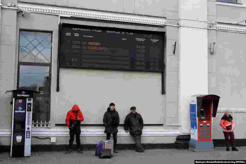 Дехто залишається чекати на наступний потяг. Той відправиться приблизно опівночі.&nbsp;Одеса, 7 березня 2022 року